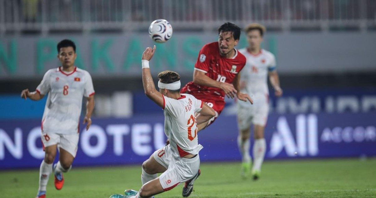 Pemain Timnas Indonesia berduel dengan pemain Singapura pada laga penentuan Grup A Piala AFF 2026.