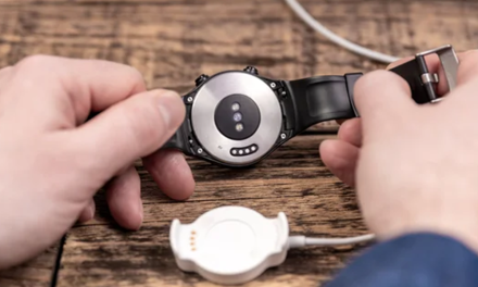 Mengapa Smartwatch Belum Pakai USB-C seperti Smartphone? Ini Alasannya