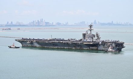 Lama Bertugas di Laut, Lambung USS Abraham Lincoln Terlihat Penuh Karat