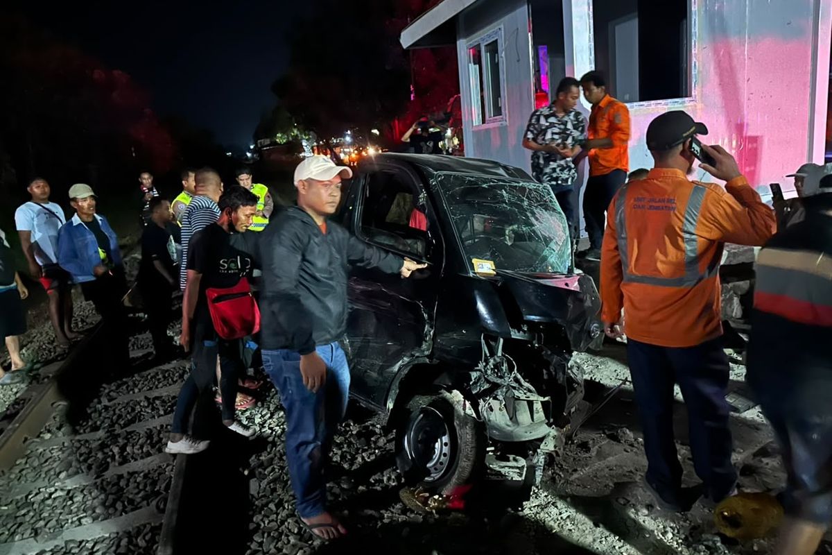 Grandmax tertabrak KA Majapahit